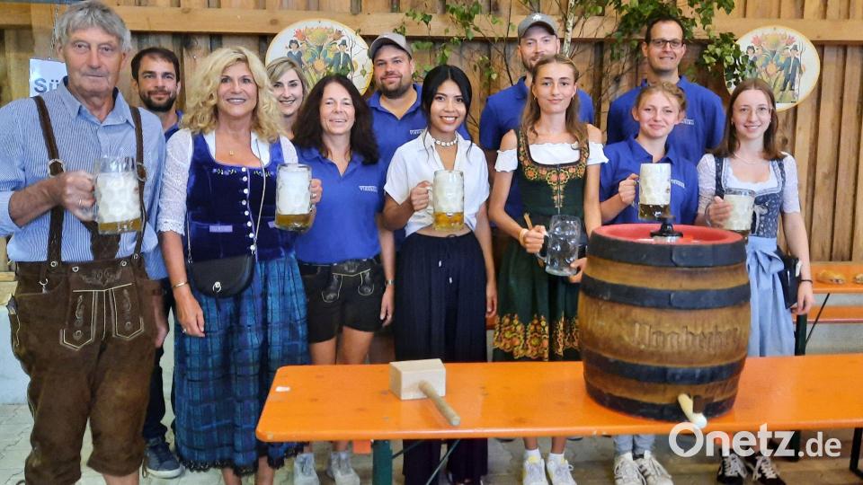 Bieranstich zum 39. Dorffest durch Ludwig Schmidtbauer einem verdienten Mitglied der Dorfgemeinschaft (links). 2.v.links: Doris Schmidt, 1. Vorsitzende. Bild: oe