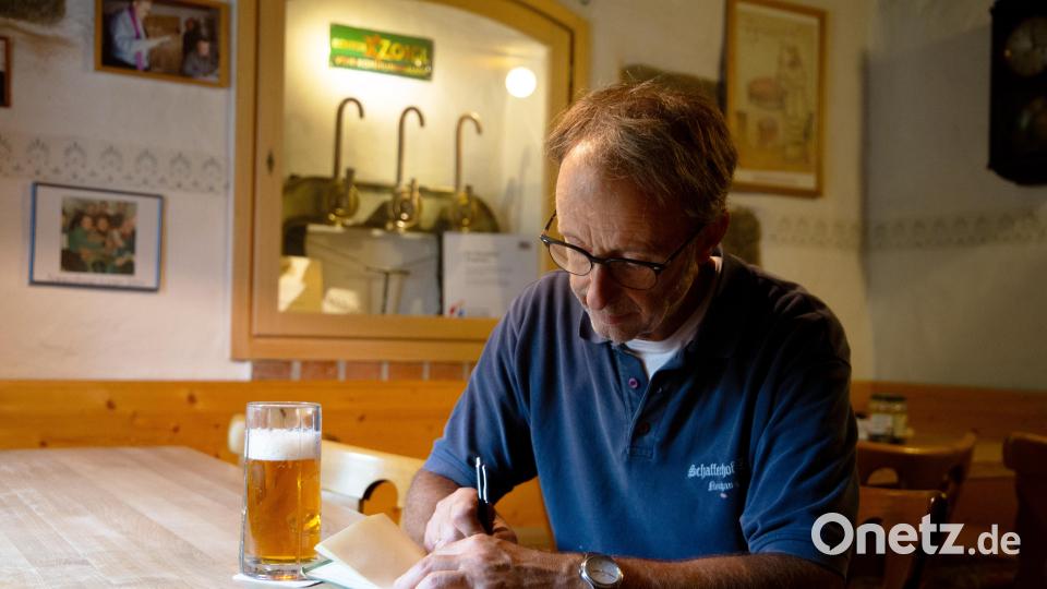 Zwischen den einzelnen Brauvorgängen hält Fütterer unter anderem die Flüssigkeitsmengen in einem Büchlein fest. Denn Genauigkeit ist beim Brauen das A und O. Bild: Graf, Jakob
