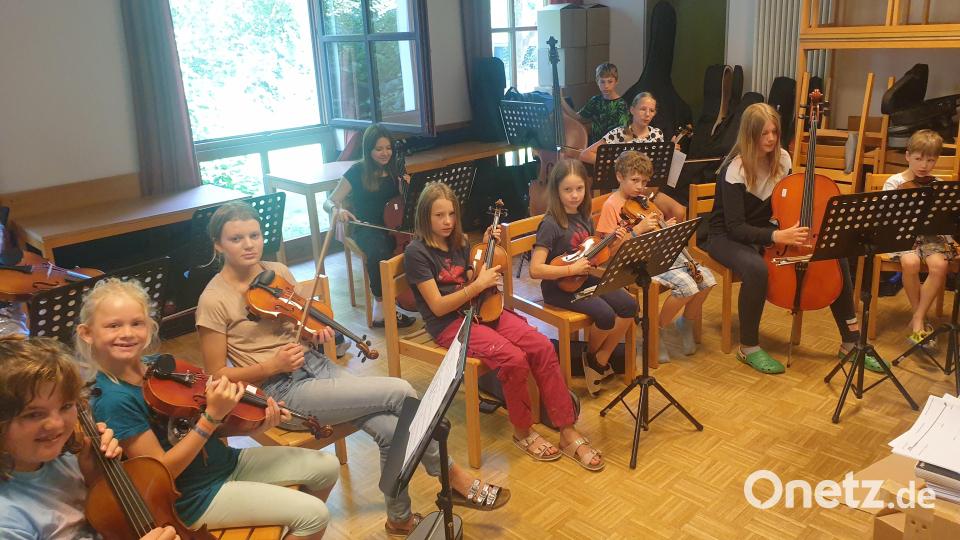 Am Dienstagabend fand unter Leitung von Werner Fritsch die erste Chorprobe für das Musical &quot;Wakatanka&quot; statt. Bild: Verein &quot;Abenteuer Kultur&quot;/exb