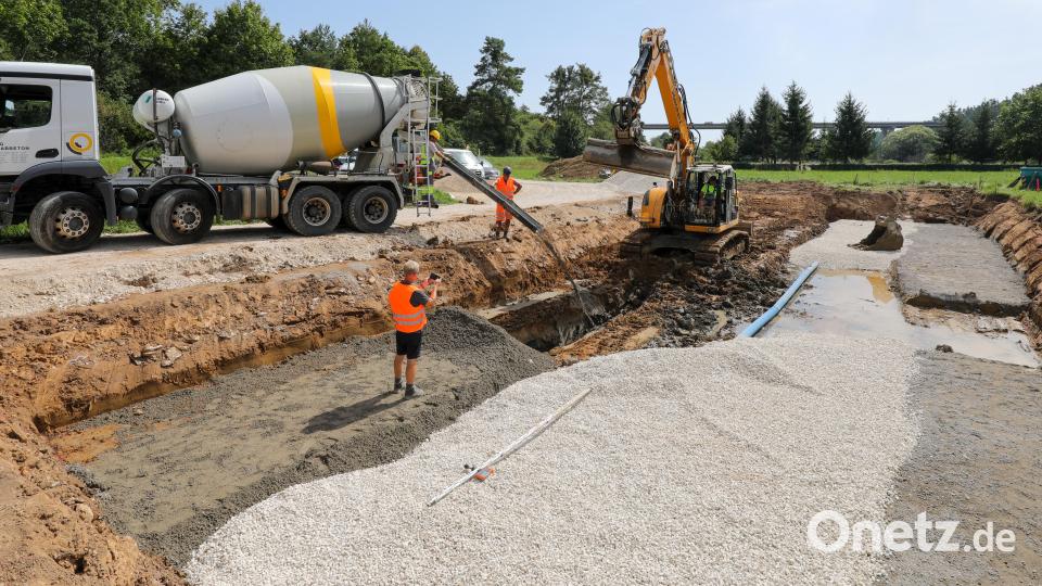 Eine ungewöhnliche Baustelle nahe Theuern. Hier verläuft der Vilstalsammler, ein großer Abwasserkanal. Weil er die schweren Baufahrzeuge, die zum Bau einer weiteren Vilsbrücke gebraucht werden, nicht tragen kann, wird er mit einem Schutzbauwerk überbrückt. Bild: Wolfgang Steinbacher