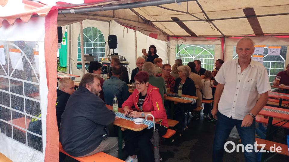Das Zelt schützt vor Regen. So kann die Siedlergemeinschaft Püchersreuth ihr Straßenfest im Trockenen feiern. Bild: Michael Raab/exb