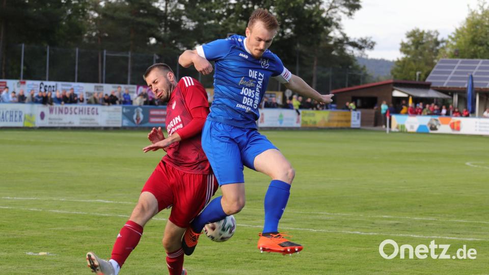 Das 1:1 am Donnerstagabend im Nachholspiel zwischen dem SV Etzenricht (rechts Martin Pasieka) und der SpVgg Pfreimd stellte keinen der beiden Kontrahenten zufrieden. Am Wochenende streben die ambitionierten Teams daher wieder Siege an. Bild: war