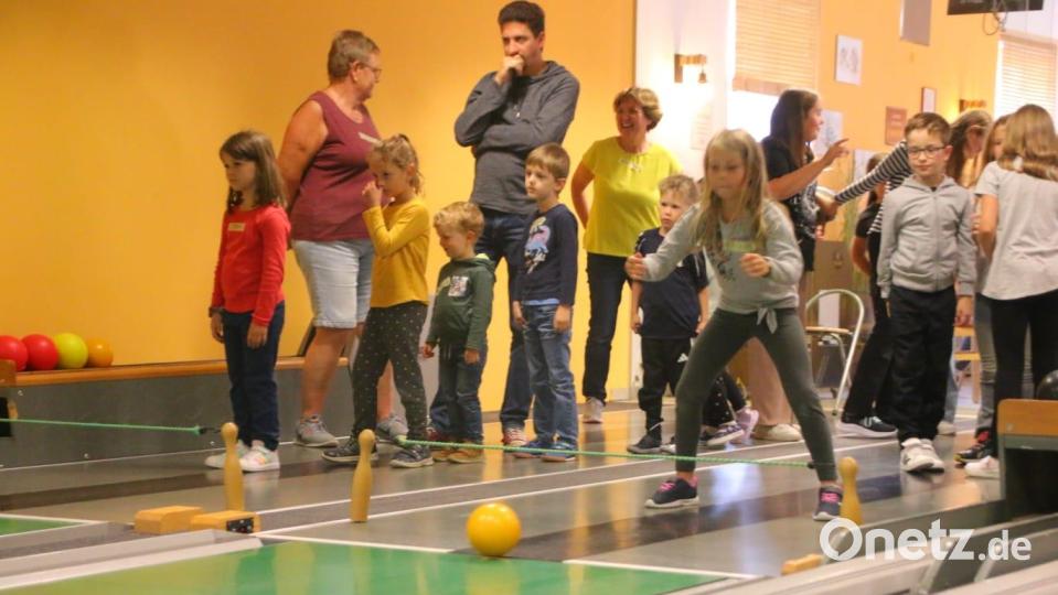 Spaß und Leidenschaft sind beim Ferienprogramm des Jungen Landvolks auf der Kegelbahn "Triffnix" in Altenstadt/Vohenstrauß angesagt. Bild: Ulrike Simmerl/Junges Landvolk/exb