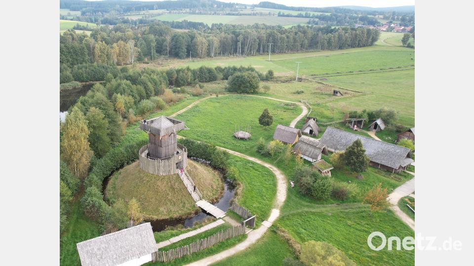 Mit seinen Rekonstruktionen frühmittelalterlicher Bauerwerke und des Lebensgefühls der Menschen zu dieser Zeit, kann im Geschichtspark Bärnau Geschichte zum Anfassen erlebt werden. Bild: Stefan Gafert