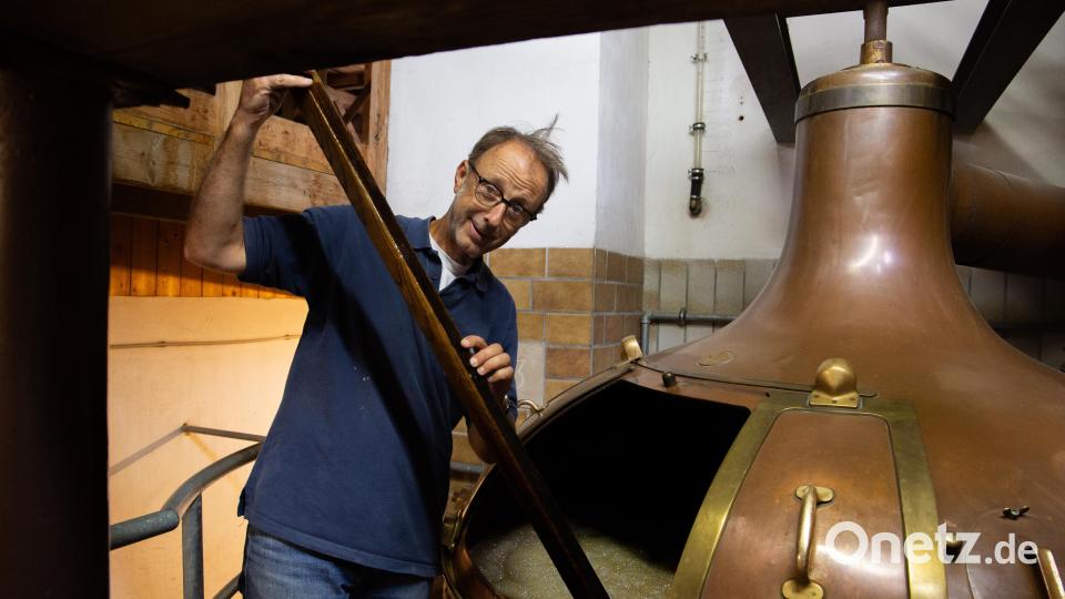 Brauer Reinhard Fütterer überprüft die Flüssigkeitsmenge im Sudkessel. Bild: Graf, Jakob