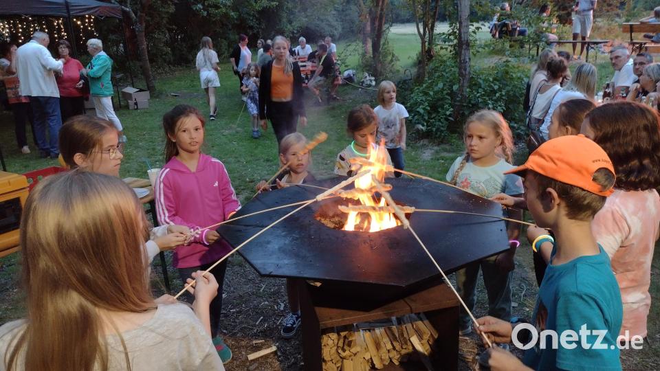 Freunde und Familie der Kinder waren am Mittwochabend zu einem Grillfest eingeladen, bei dem die Kinder die eintrainierten Sketche und ein Medley aus den Tänzen aufführten. Bild: Verein Abenteuer Kultur/exb