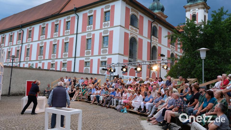 Vor der prächtigen Kloster-Kulisse war beim LTO-Stück Der Beutelschneider Kurzweil angesagt, bis ein drohendes Unwetter die Aufführung vorzeitig beendet. Bild: do