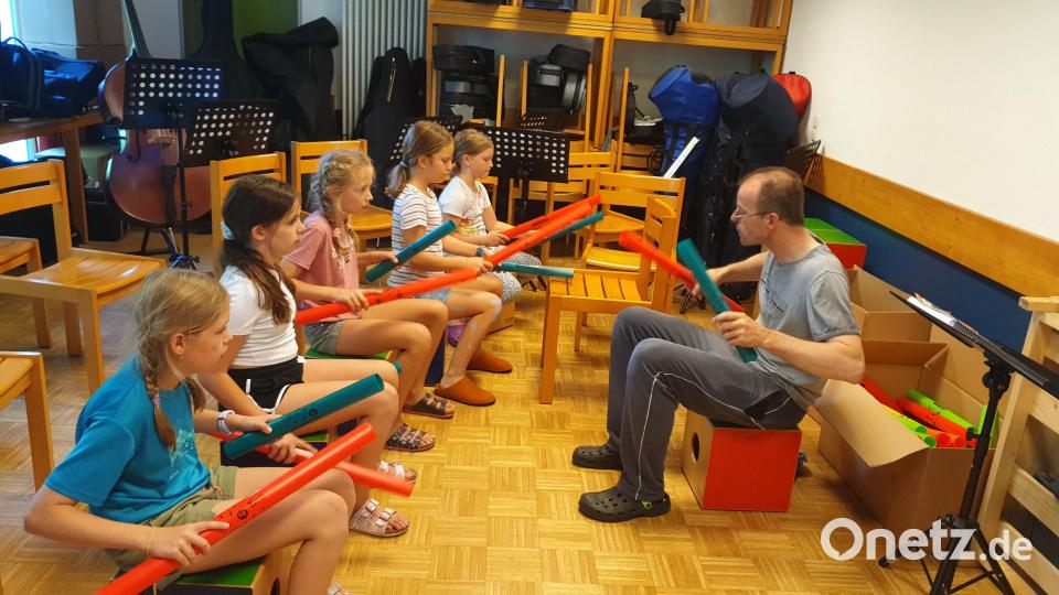 Bei der Ferienfreizeit durchliefen die Kinder und Jugendlichen mehrere Kulturbausteine: Gesang, Tanz, Foto und Video, Technik, Basteln, Malen, Schauspielerei, sowie Kulissenbau. Bild: Verein &quot;Abenteuer Kultur&quot;/exb
