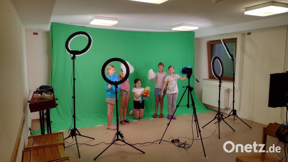 Bei der Ferienfreizeit durchliefen die Kinder und Jugendlichen mehrere Kulturbausteine: Gesang, Tanz, Foto und Video, Technik, Basteln, Malen, Schauspielerei, sowie Kulissenbau. Bild: Verein &quot;Abenteuer Kultur&quot;/exb