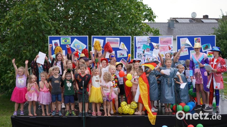 „… und immer schön bunt bleiben“ ist die Botschaft beim Mitmachtheater für ein kunterbuntes Waldthurn. Bild: fvo