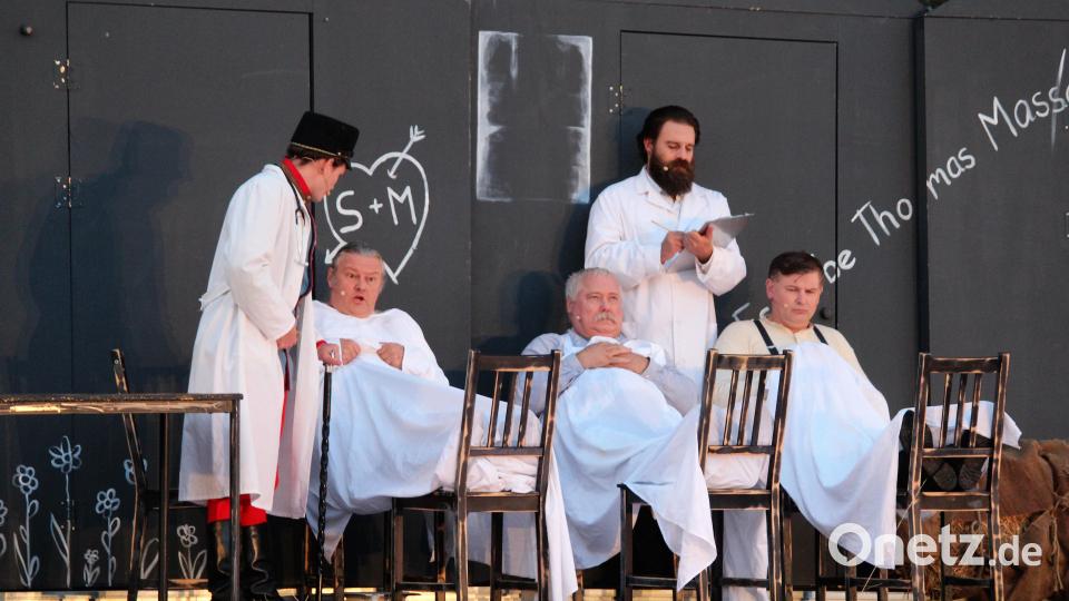 Das Sanatorium ist auch nicht mehr das, was es einmal war - mussten diese &quot;Patienten&quot; feststellen. Bild: stg