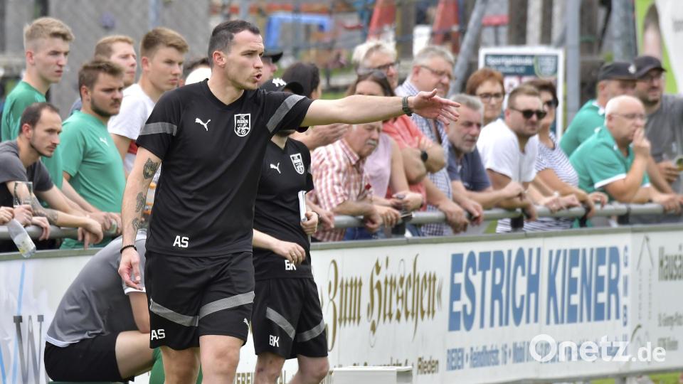 Die Verantwortlichen des 1. FC Rieden sprachen unter der Woche Trainer Albert Sejdiu weiter das Vertrauen aus - sieben Niederlagen in Folge zum Trotz. Archivbild: Hubert Ziegler