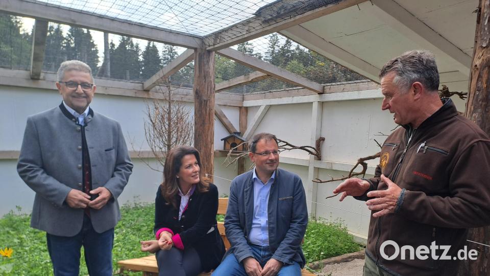 Walderlebniszentrum Mehlmeisel: Am Bankerl mit Bürgermeister Franz Tauber (von links), Staatsministerin Michaela Kaniber, MdL Martin Schöffel und Wildparkbetreiber Eckard Mickisch. Bild: gis