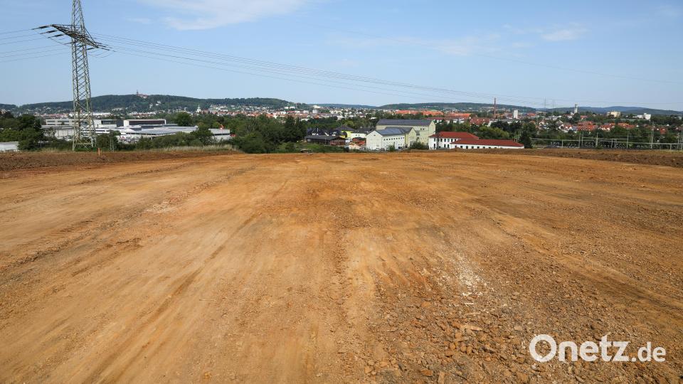 So breit, wie es auf den ersten Blick aussieht, wir die Westumgehung nicht. Hier, bei Amberg, wurde nur schon einmal Humus abgetragen, der nicht mehr gebraucht wird, und nebenan auf einem Acker verteilt. Bild: Wolfgang Steinbacher