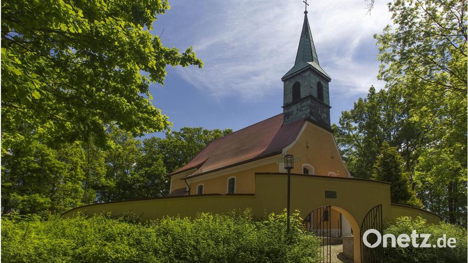 Im 14. Jahrhundert aus den Resten einer Burgruine erbaut, kann St. Nikolaus in Etzenricht schon auf eine lange Geschichte zurückblicken. Bild: Stefan Gruber, Förderverein Simultankirchen in der Oberpfalz e.V.