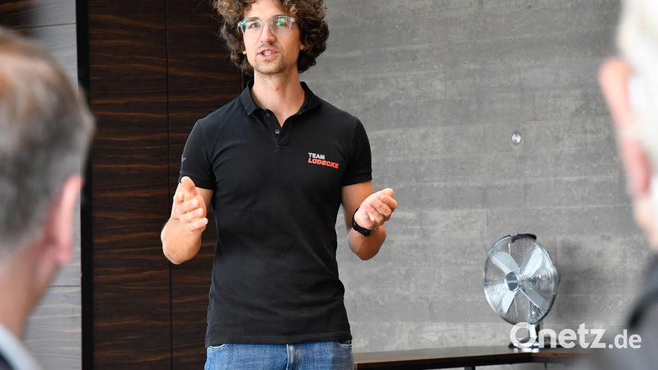 Junior-Chef Max Bogner führte die Gäste durch das Unternehmen. Bild: Petra Hartl