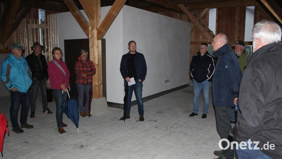 Im Anschluss an die Dorferneuerungsversammlung begutachteten Vorstandschaft und Interessierte die Baumaßnahmen am neuen Dorfplatz in Thanstein. Bild: mnt