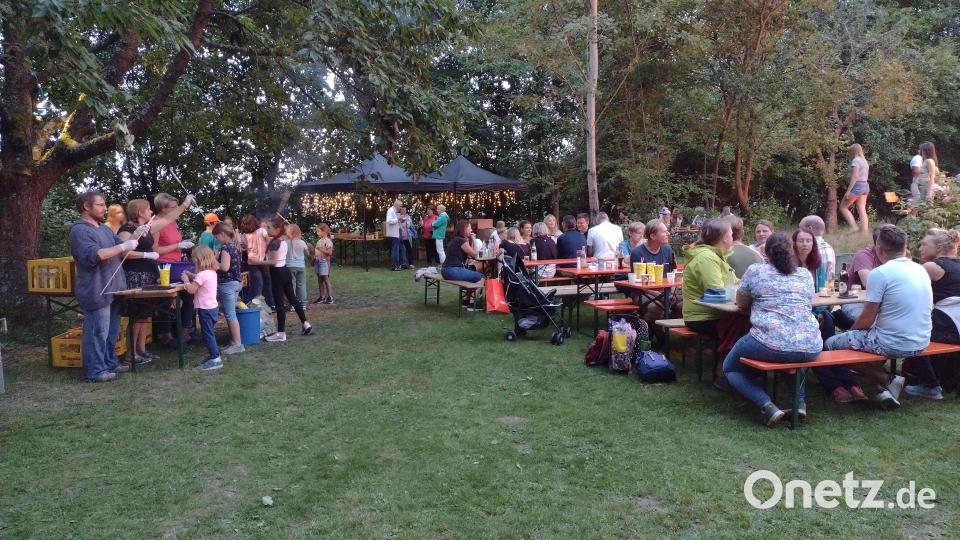 Freunde und Familie der Kinder waren am Mittwochabend zu einem Grillfest eingeladen, bei dem die Kinder die eintrainierten Sketche und ein Medley aus den Tänzen aufführten. Bild: Verein &quot;Abenteuer Kultur&quot;/exb