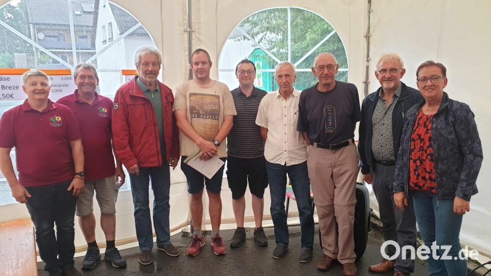 Die Siedlergemeinschaft Püchersreuth/Ilsenbach ehrt langjährige Mitglieder, (von links) Gerhard Deinzer, Andreas Bonczyk, Arthur Weber, Roland Rahm, Gerald Lang, Walter Stubenrauch, Christoph Schrems, Rudolf Schopper und Maria Sauer. Bild: Michael Raab/exb