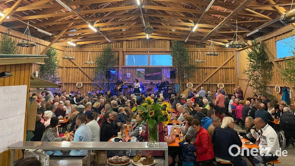 Großer Andrang herrscht beim Viehberger Dorffest an den Abenden. In der Niebler Halle müssen zusätzlich Tische aufgestellt werden. Bild: oe
