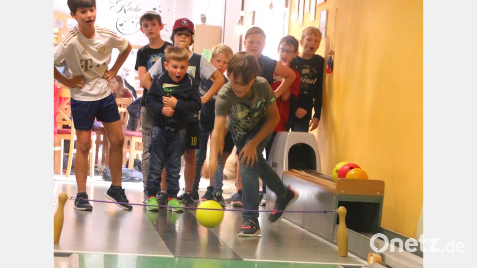 Spaß und Leidenschaft sind beim Ferienprogramm des Jungen Landvolks auf der Kegelbahn "Triffnix" in Altenstadt/Vohenstrauß angesagt. Bild: Ulrike Simmerl/Junges Landvolk/exb