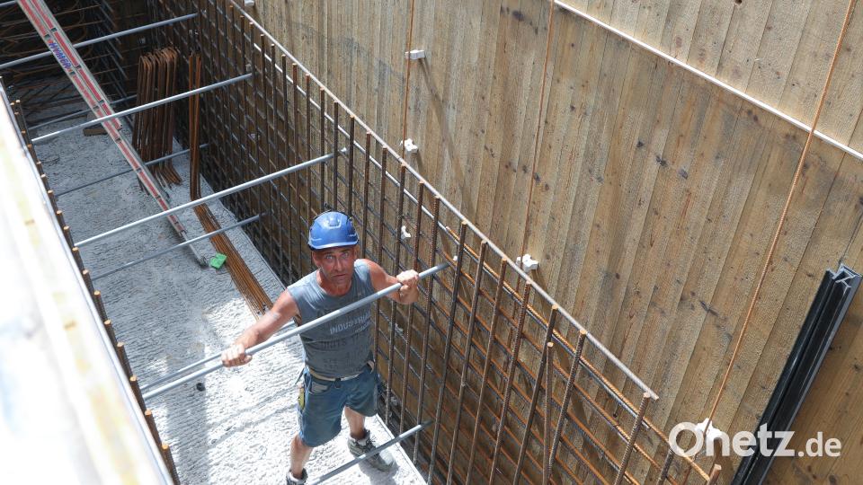 Ein Blick in einen künftigen Brückenpfeiler: In der Verschalung, die quasi als "Gussform" dient, werden Eisenstäbe zur Verstärkung eingebaut, dann wird Beton hineingepumpt. Bild: Wolfgang Steinbacher