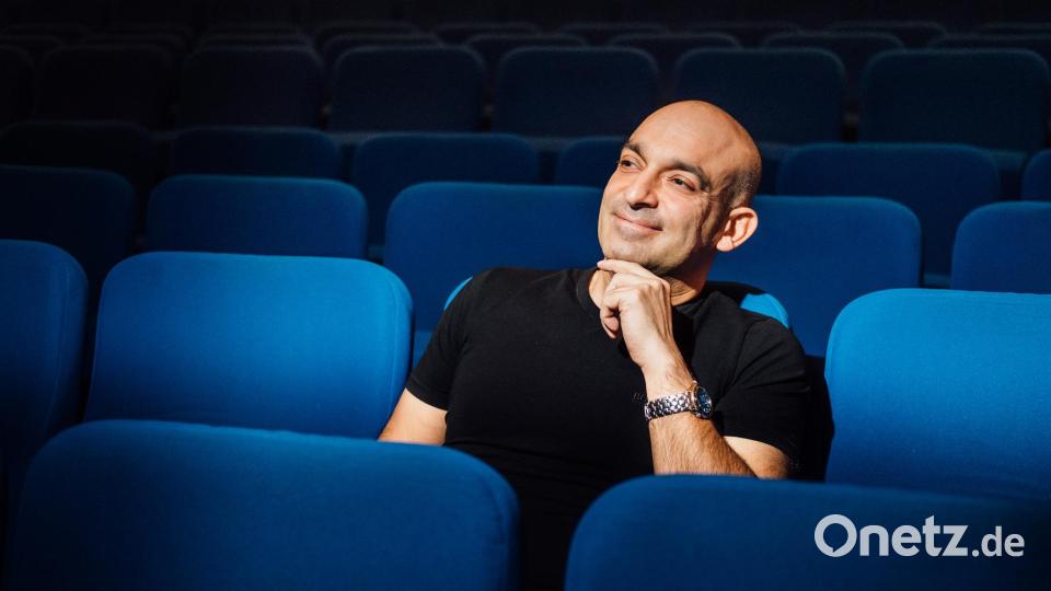 &quot;Offenes Visier&quot; - so heißt das aktuelle Programm von Django Asül. Er präsentiert es am Mittwoch, 6. September, in der Oberpfalzhalle beim Zelt- und Kulturfestival. Bild: Dirk Beichert BusinessPhoto/exb