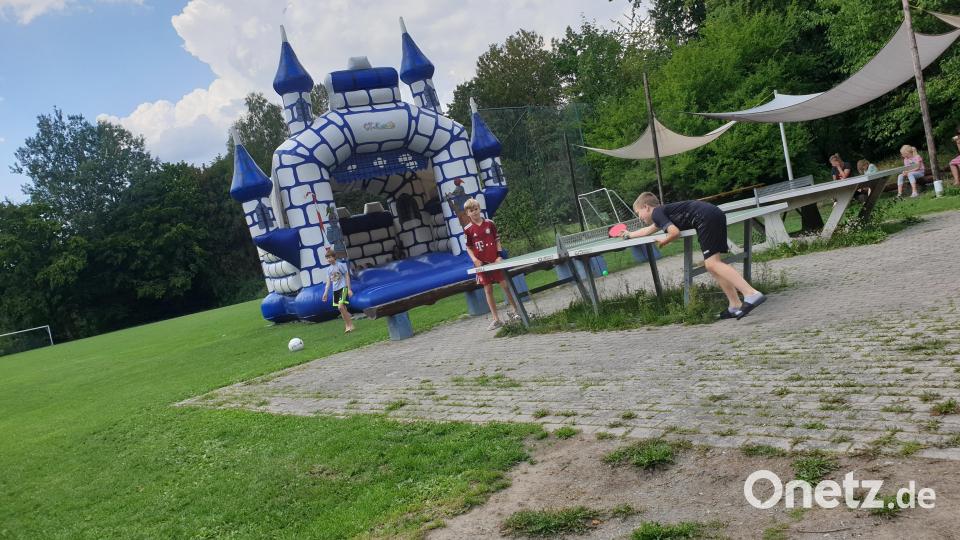 Für die freie Zeit stand eine Hüpfburg und verschiedene Sportaktivitäten zur Verfügung, auch der hauseigene Discoraum wurde gerne genutzt. Bild: Verein &quot;Abenteuer Kultur&quot;/exb