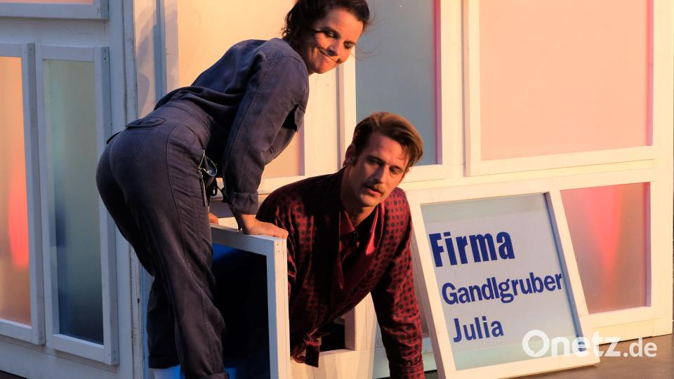 Verführerisch versucht der Beutelschneider als &quot;der Herr Dadü&quot; die Kaufmannsfamilie der Gandlgrubers um ihr Vermögen zu bringen. Bild: do