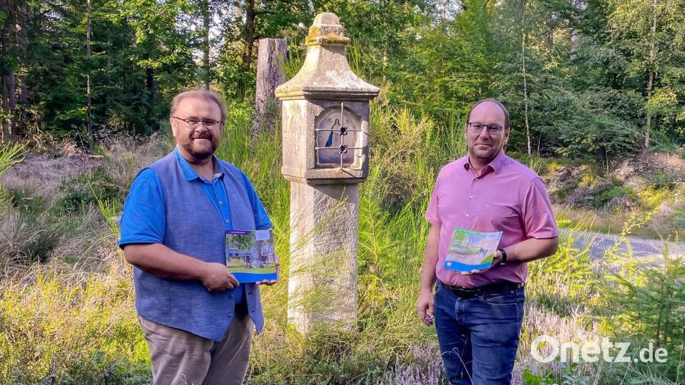 Bürgermeister Hans Walter (links) und Wanderwegpate Andreas Wöhrl am Schützenmarter im Herzen des Hessenreuther Waldes. Bild: Gemeinde Kastl bei Kemnath/exb