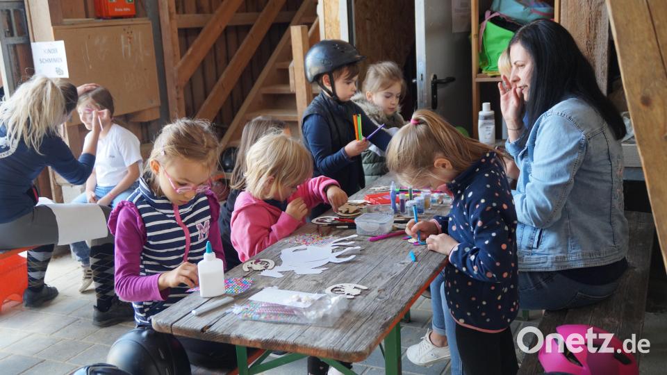 Das Bemalen von Hufeisen und Kinderschminken kamen bei den Kindern gut an. Bild: wel