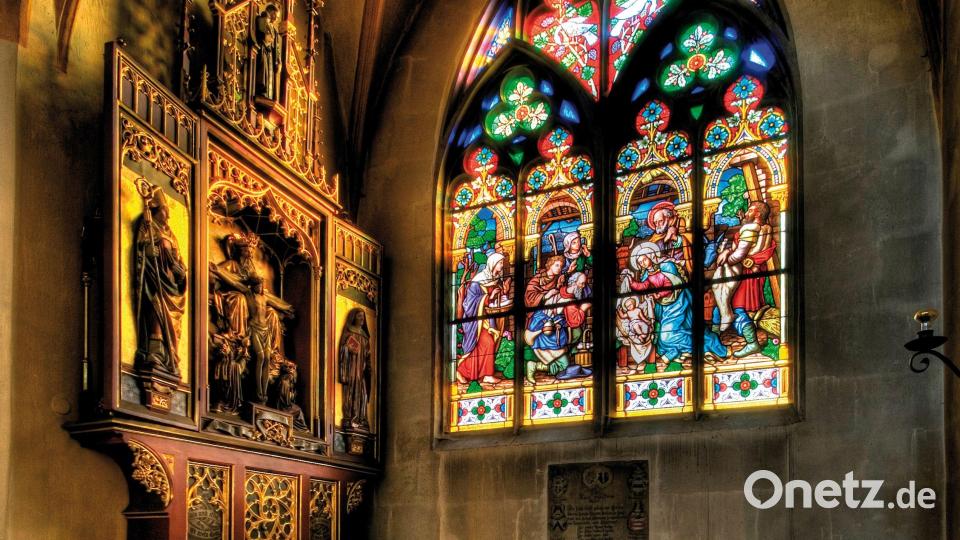Besucher können in der Basilika St. Martin in Amberg einen Vortrag vom Leiter des Amberger Stadtarchivs, Dr. Andreas Erb, hören. Bild: Stadt Amberg, Tourist-Information/exb