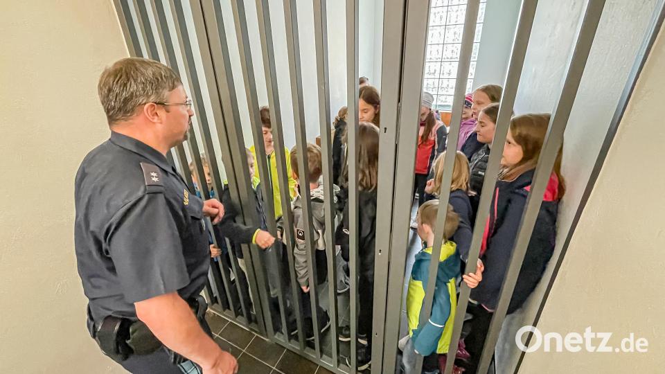 Hinter Gittern: Wie sich das anfühlt, konnten die Kinder bei einem Besuch der Polizeiinspektion Kemnath erleben. Organisiert hatte das Ferienprogramm die CSU Kastl. Bild: Hans Walter/exb