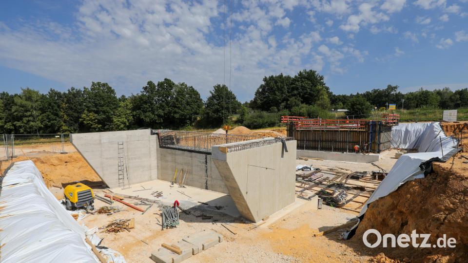 Die künftige Brücke bei Theuern: Der Pfeiler im Vordergrund ist schon fertig, dahinter ist die Verschalung des zweiten zu sehen. Die kleinen verkehrs- und Hinweisschilder ganz hinten rechts stehen an der Einmündung der Kreisstraße aus Theuern in die Staatsstraße 2165. Bild: Wolfgang Steinbacher