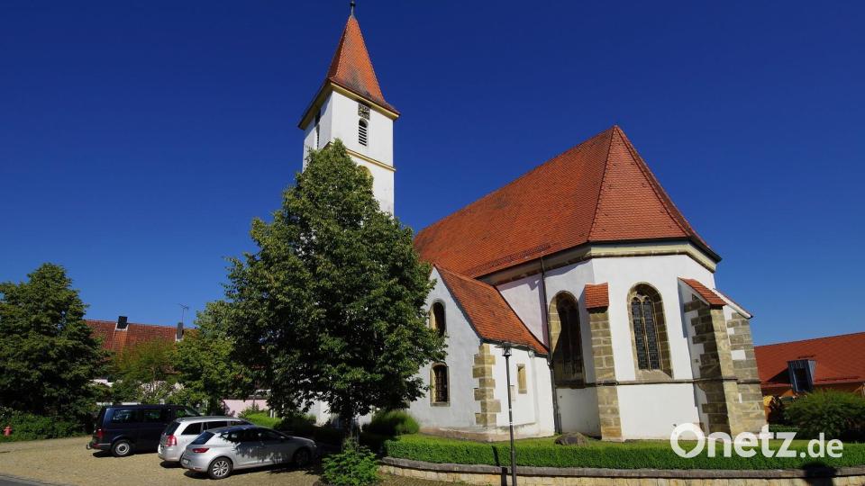 Pfarrer Matthias Ahnert gibt unter dem Motto “Kirche als lebendiges Denkmal” tiefergehende Einblicke am Tag des offenen Denkmals in der Simultankirche St. Stephanus in Edelsfeld. Bild: Wilfried Kamm