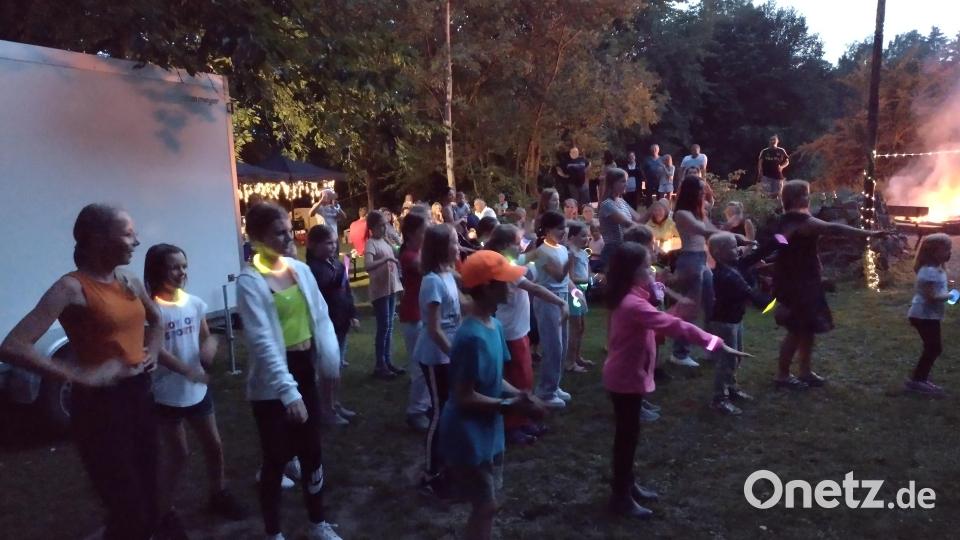 Freunde und Familie der Kinder waren am Mittwochabend zu einem Grillfest eingeladen, bei dem die Kinder die eintrainierten Sketche und ein Medley aus den Tänzen aufführten. Bild: Verein Abenteuer Kultur/exb