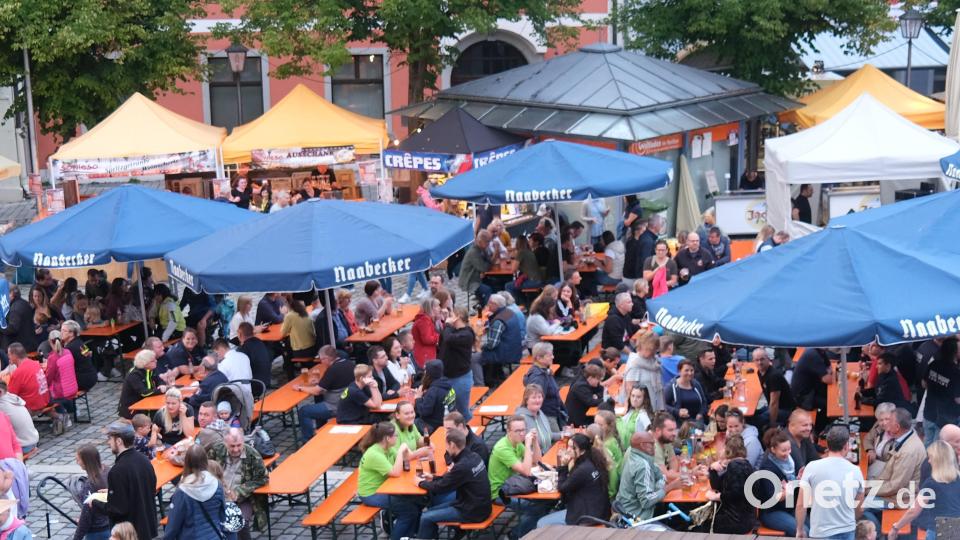 Blick auf den Burglengenfelder Marktplatz bei der Eröffnungsfeier. Bild: Hirsch