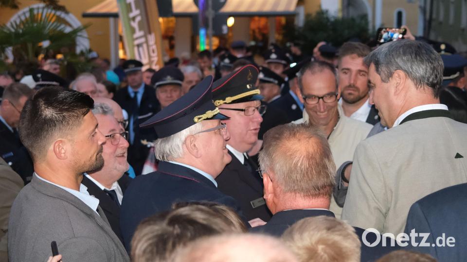 Der bayerische Ministerpräsident genießt bei der Eröffnungsfeier zum deutschen Jugendfeuerwehrtag das Bad in der Menge. Bild: Hirsch