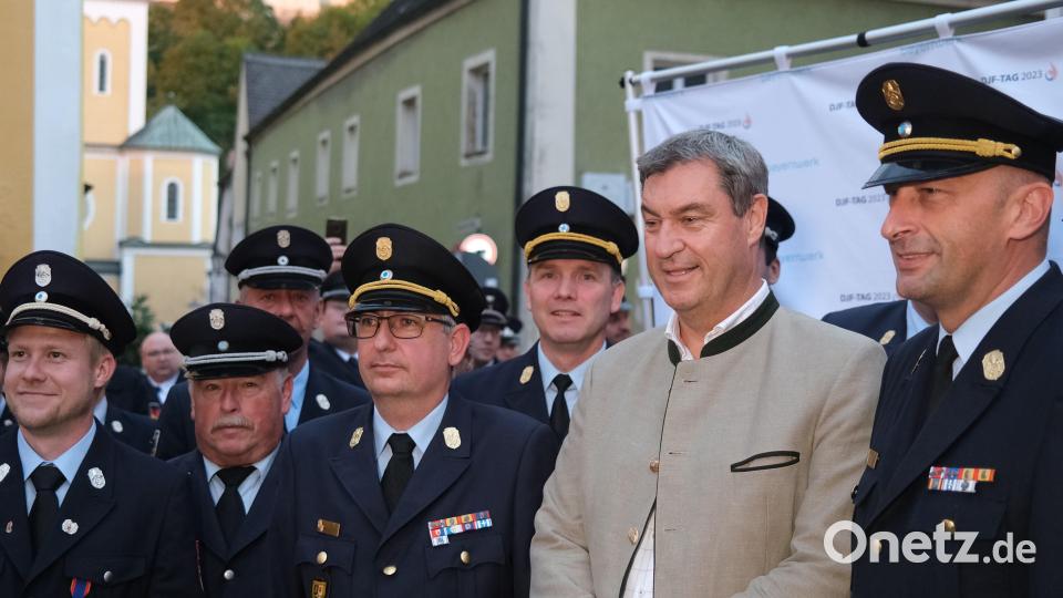 Gruppenbild der Schwandorfer Landkreisfeuerwehrführung mit dem Ministerpräsidenten, rechts Kreisbrandrat Christian Demleitner. Bild: Hirsch