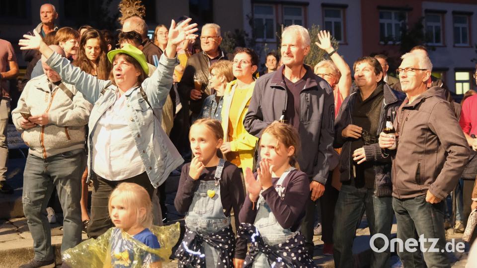 Die Eröffnungsparty zum Deutschen Jugendfeuerwehrtag lockt am Freitagabend zahlreiche Menschen auf den Burglengenfelder Marktplatz. Bild: Hirsch