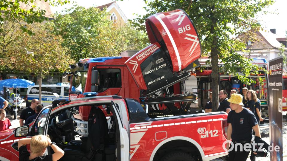 Die Feuerwehr Bad Abbach hat einen Großventilator aufgebaut, mit dem sich giftige Gase absaugen und Tunnelröhren belüften lassen. Bild: Hirsch