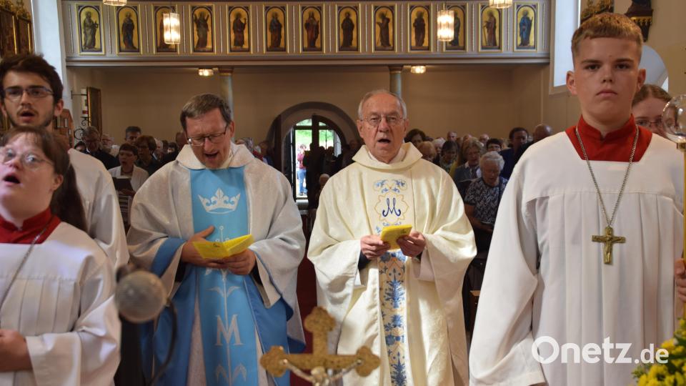 Pfarrer i. R. Ludwig Gradl (rechts) predigte am Hauptgottesdienst zum ersten Festsonntag der Wallfahrtswoche auf dem Mausberg Bild: swo