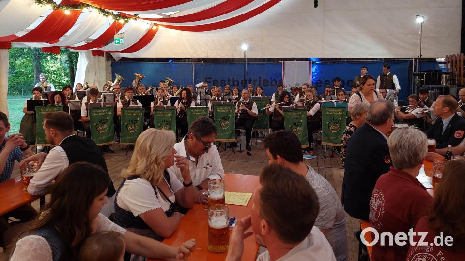 Nach dem Einzug der Vereine ins Festzelt unterhält die Musikkapelle Schwarzenfeld die Besucher. Bild: jua