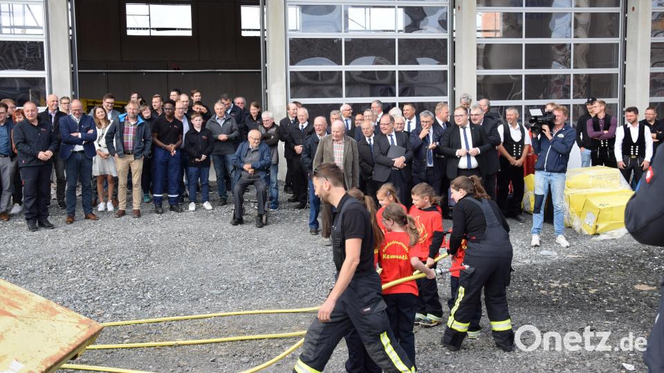 &quot;Die Feuerwehr Kemnath ist eine Feuerwehrfamilie&quot;, meinte Architekt Wolfgang Schultes. Den Beweis dafür lieferte das Richtfest, an dem alle Generationen teilnahmen. Der jüngste Wehrnachwuchs, die &quot;KEM-Fire-Kids&quot; lieferte eine Showeinlage mit einem &quot;Löschaufbau&quot;. Bild: mde
