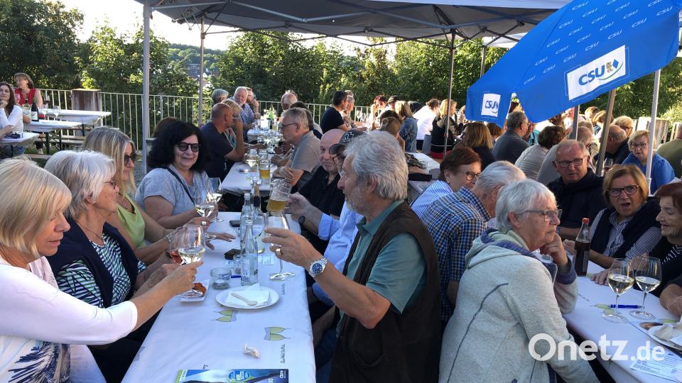 Bestens besucht ist Weinfest der CSU, das bei idealem Wetter über die Bühne geht. Bild: krb