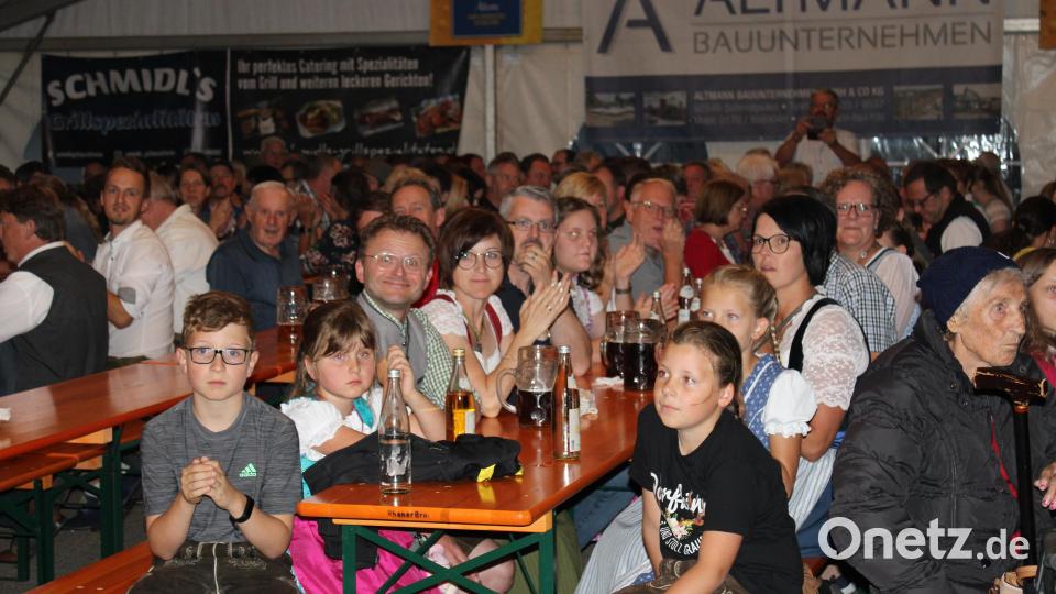 Volles Zelt und tolle Stimmung. Bild: ral