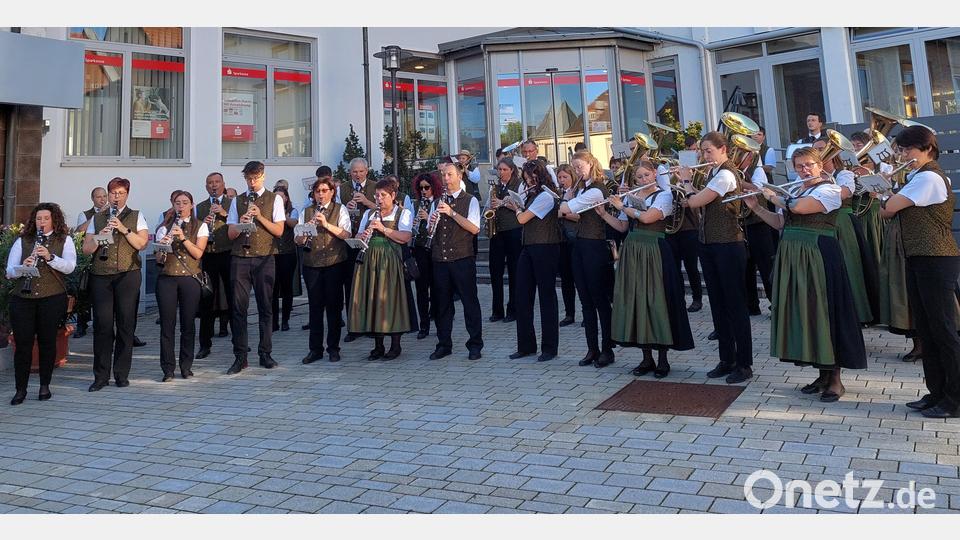 Der Kirwasamstag beginnt mit einem Standkonzert auf dem Platz am Kreuz. Bild: jua