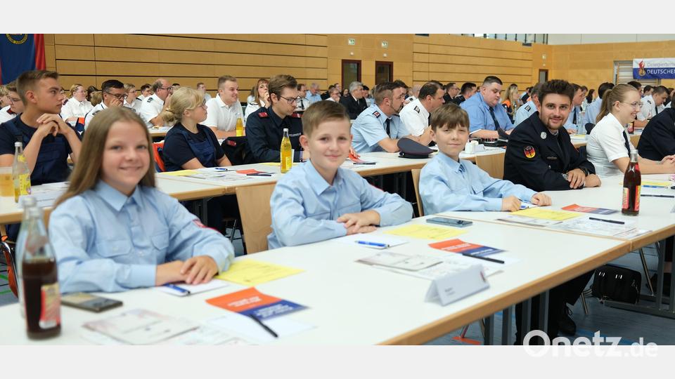 Blick in die Stadthalle Maxhütte-Haidhof: Dort fand am Samstagvormittag die Delegiertenversammlung der deutschen Feuerwehrjugend statt, zu der auch Vertreter der Kinderfeuerwehren geladen waren. Bild: Hirsch