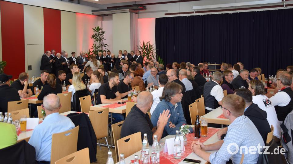 Richtfest zum Neubau des Feuerwehrgerätehauses in Kemnath: Festakt im Foyer der Mehrzweckhalle. Die Kemnather Liedertafel umrahmte dies musikalisch. Bild: mde