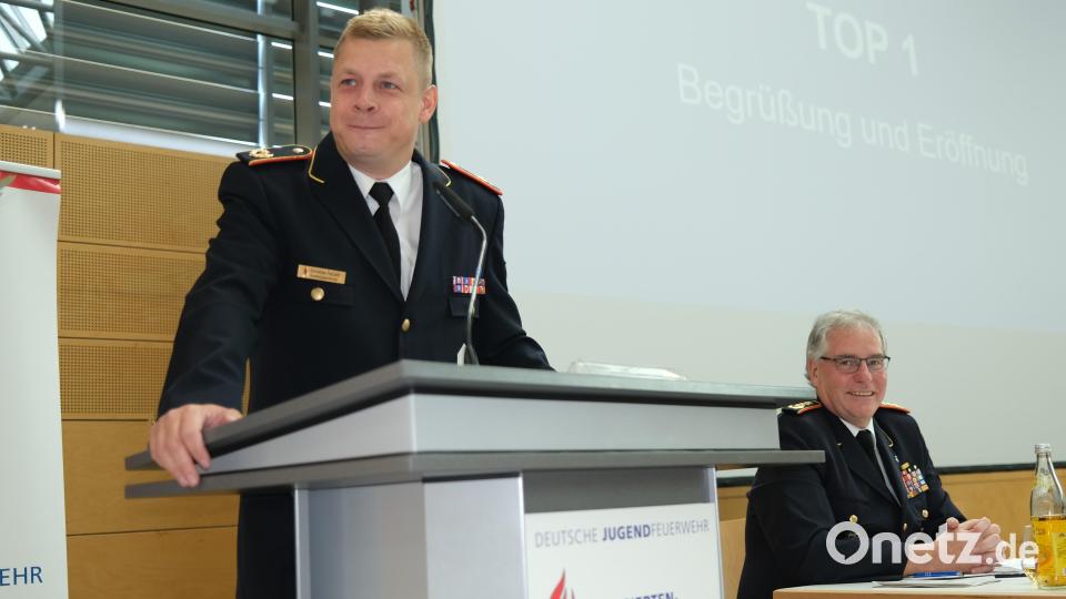 Bundesjugendleiter Christian Patzelt (links) vertritt bundesweit 330 000 jugendliche Feuerwehrleute. Rechts der Präsident des Deutschen Feuerwehrverbandes, Karl-Heinz Banse. Bild: Hirsch